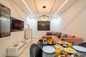 Dining - Apartment with 24/24h security -High standing -Pool view-Terrace-Near M'Avenue (Marrakesh)