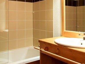 Apartment | Bathroom - Family Apartment in La Foux D'allos (Allos)