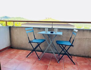 Apartment | Balcony - Apartment in Grasse With Mountain Views (Grasse)