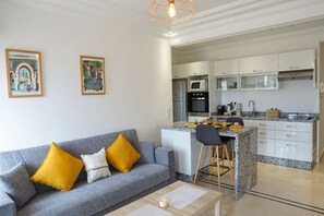 TV - Cosy cocoon in the heart of Gueliz-Free parking-WIFI (Marrakesh)