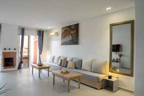 TV, fireplace - Vue Majorelle: 2 suites- Private terrace-parking area (Marrakesh)