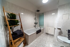 Haartrockner, Handtücher, Seife, Toilettenpapier