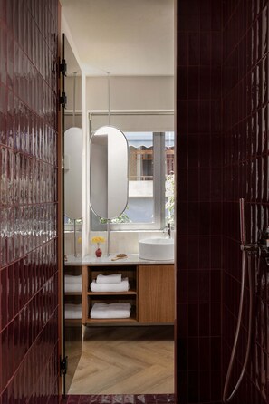 Shower, hair dryer, towels, shampoo - Noemia Athens, Near Acropolis Studio with Rooftop (Athina)