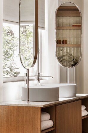 Shower, hair dryer, towels, shampoo - Noemia Athens Deluxe Studio Near Acropolis &Metro (Athina)