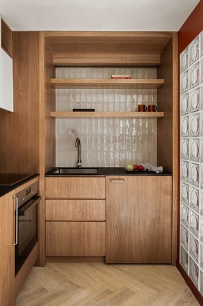 Fridge, oven, stovetop, coffee/tea maker - Noemia Athens Deluxe Studio Near Acropolis &Metro (Athina)