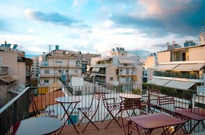 Outdoor dining - Noemia Athens Deluxe Studio Near Acropolis &Metro (Athina)