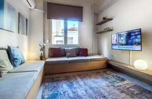 Living area - New Modern and cozy studio in Thiseio (Athina)