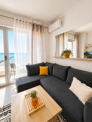 TV - Tiki`s Apartment by Tok (Durrës)