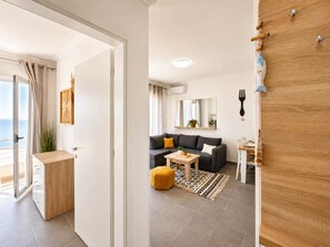 TV - Tiki`s Apartment by Tok (Durrës)