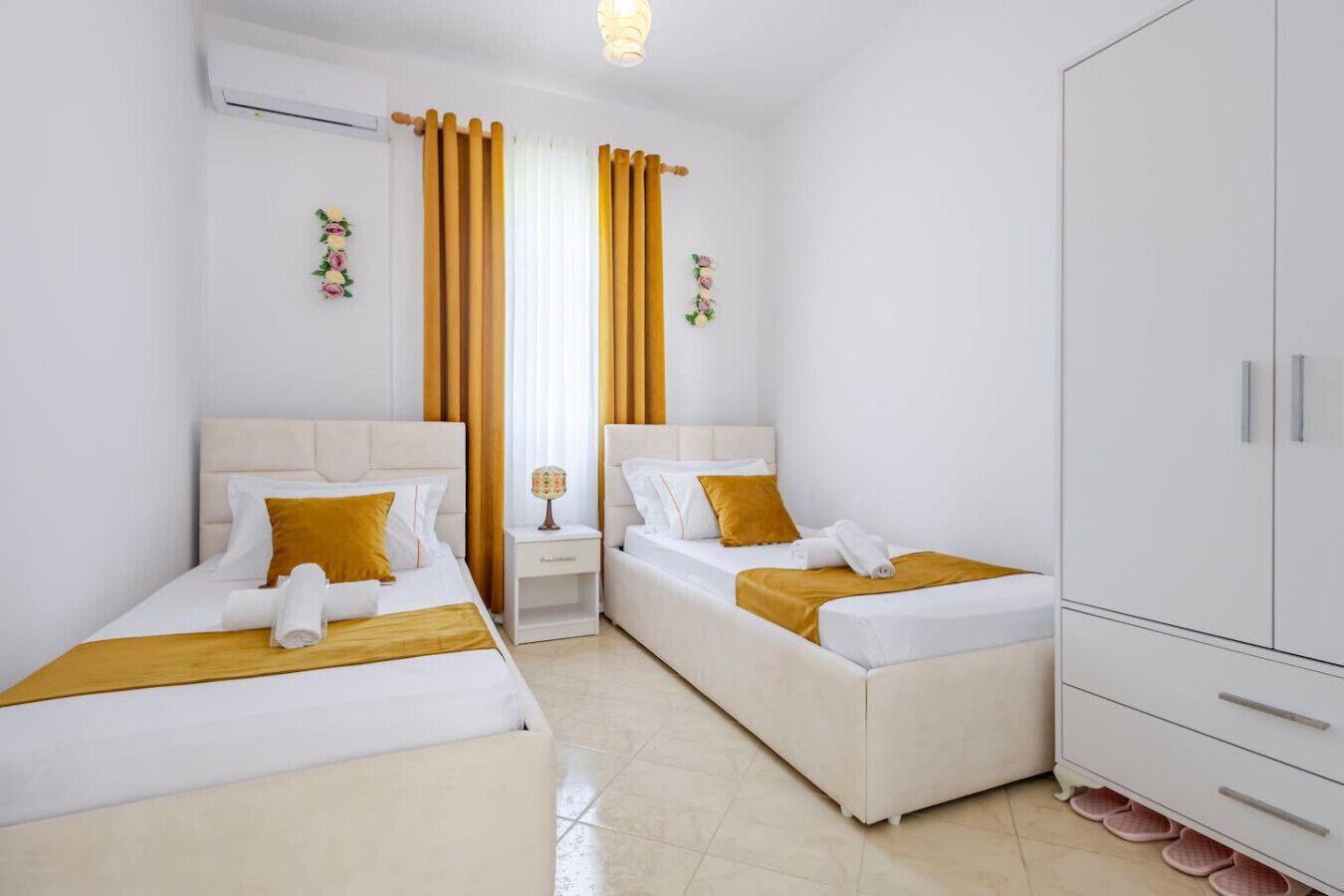 Tabla de planchar con plancha, wifi y ropa de cama 