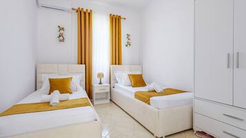 Tabla de planchar con plancha, wifi y ropa de cama