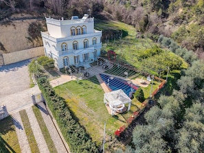 A multi-story building with a garden and a swimming pool. - The Secret Garden Villa (Durrësi)