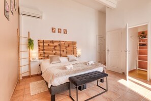 7 chambres, bureau, fer et planche à repasser, lit parapluie