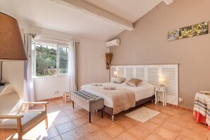 7 bedrooms, desk, iron/ironing board, travel cot - Domaine La Maison du Castellet & SPA 6 minutes from Bandol beaches (Le Castellet)