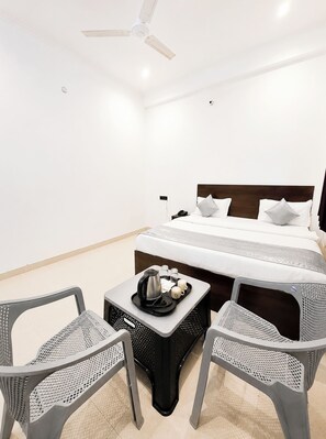 Hypo-allergenic bedding, desk, soundproofing, free WiFi - Hotel A-P Near Shree Ramjanmbhumi Temple (Ayodhya)
