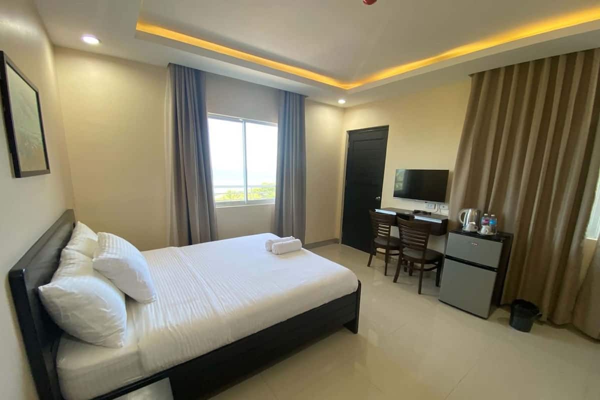Deluxe Double Room | Desk, bed sheets
