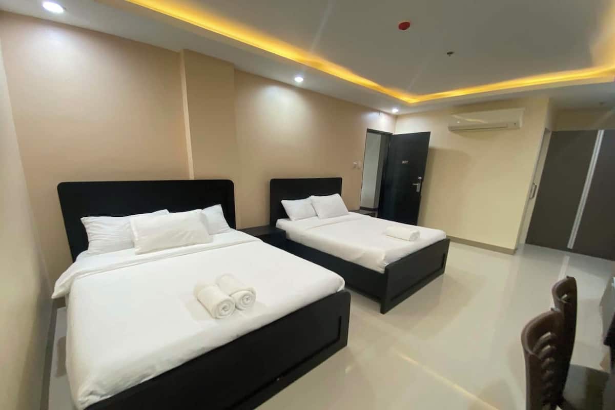 Family Suite | Desk, bed sheets