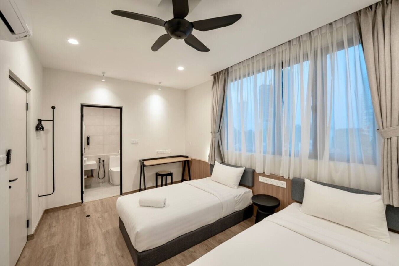 3 bedrooms, desk, iron/ironing board, WiFi
