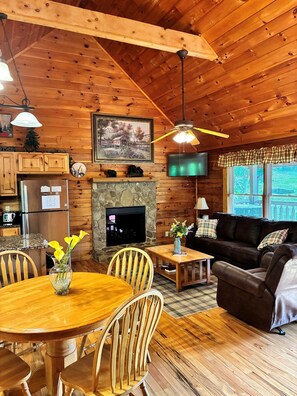 Smart TV, fireplace, books - Mountain View Cabin/Hot Tub/Game Rm/Near Dollywood (Sevierville)