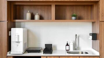 Kühlschrank, Mikrowelle, Herdplatte, Hochstuhl