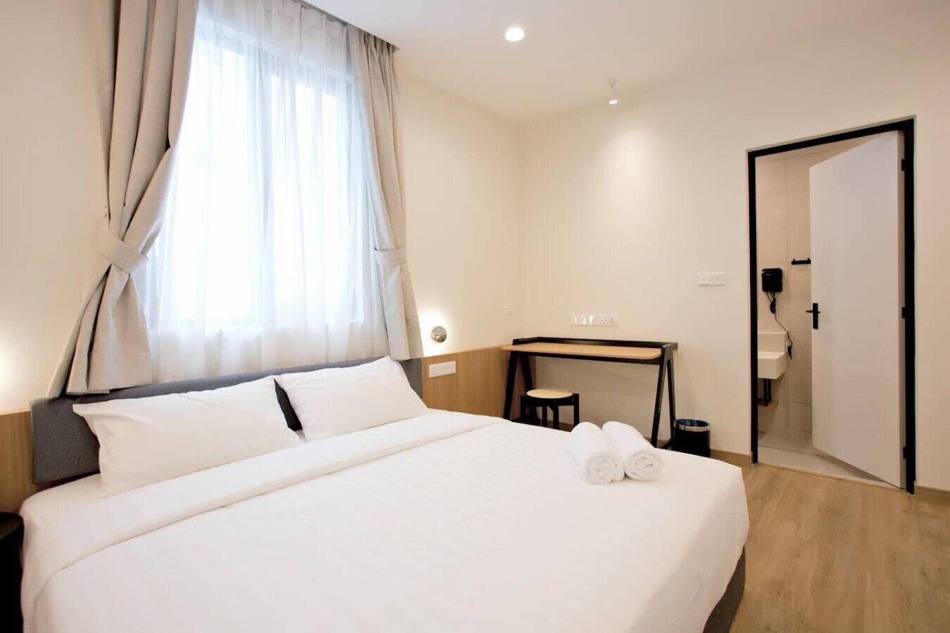Desk, iron/ironing board, WiFi, bed sheets