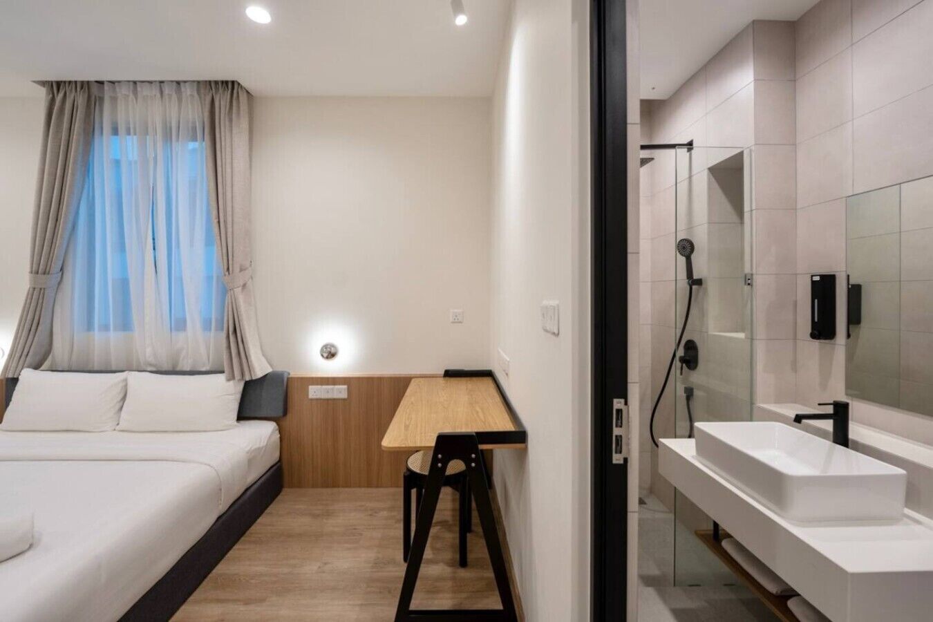 Escritorio, tabla de planchar con plancha, wifi y ropa de cama 