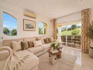 Living area - Frontline Golf Villa in La Cala Golf. Perfect for families and Golfers! (Mijas)