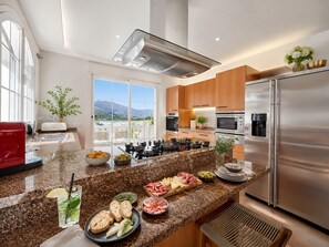 Private kitchen - Frontline Golf Villa in La Cala Golf. Perfect for families and Golfers! (Mijas)