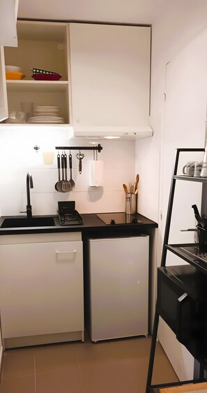 Fridge, microwave, oven, stovetop - Le Micocoulier Studio (Meyreuil)