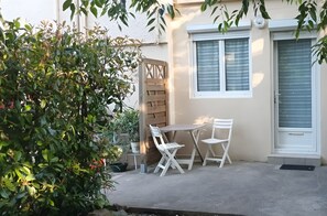 Outdoor dining - Le Micocoulier Studio (Meyreuil)
