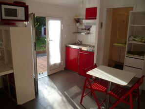 Fridge, microwave, oven, stovetop - Le Pin aux Lierres Studio (Meyreuil)