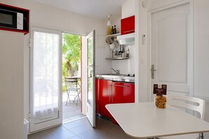Kühlschrank, Mikrowelle, Ofen, Herdplatte