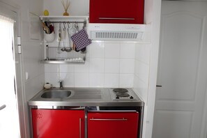 Fridge, microwave, oven, stovetop - Le Pin aux Lierres Studio (Meyreuil)