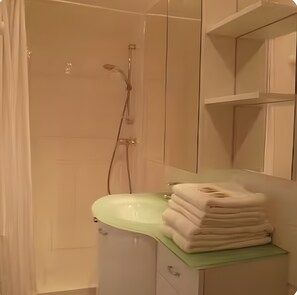 Een douche, een haardroger, handdoeken