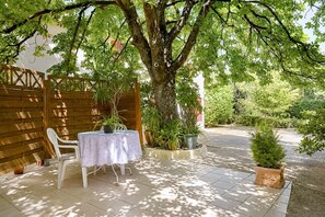 Outdoor dining - Bright Studio Le marronnier with Private Terrace and Garden Access (Meyreuil)