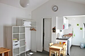 Fridge, microwave, oven, stovetop - Studio Le marronnier (Meyreuil)