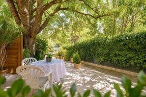Outdoor dining - Bright Studio Le marronnier with Private Terrace and Garden Access (Meyreuil)