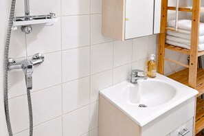 Shower, hair dryer, towels - Bright Studio Le marronnier with Private Terrace and Garden Access (Meyreuil)