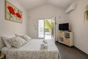 1 bedroom, iron/ironing board, WiFi, bed sheets - Bright Studio Le marronnier with Private Terrace and Garden Access (Meyreuil)