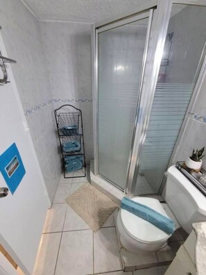 Shower, towels, soap, toilet paper - Cozy beach studio apartment in Isla Verde (Carolina)