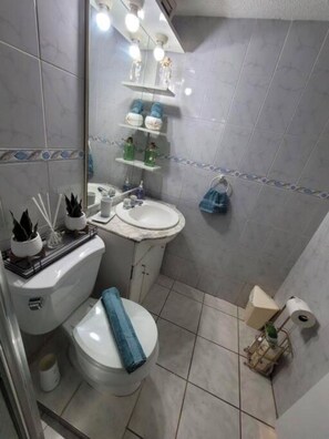 Shower, towels, soap, toilet paper - Cozy beach studio apartment in Isla Verde (Carolina)