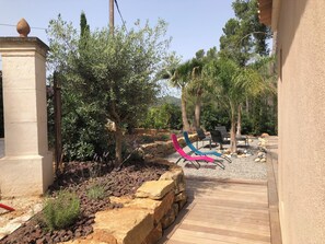 Terrace/patio - Contemporary house amidst vineyards; Porche village du Castellet, en (Le Castellet)