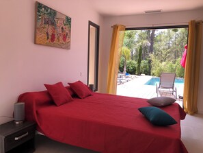 Iron/ironing board, WiFi - Contemporary house amidst vineyards; Porche village du Castellet, en (Le Castellet)