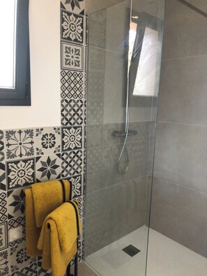 Shower, hair dryer, toilet paper - Contemporary house amidst vineyards; Porche village du Castellet, en (Le Castellet)