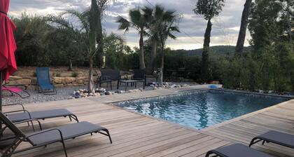 Maison comptemporaine au milieu des vignes;
Porche village du Castellet , en