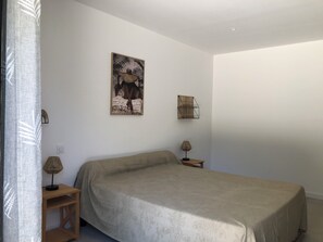 Iron/ironing board, WiFi - Contemporary house amidst vineyards; Porche village du Castellet, en (Le Castellet)