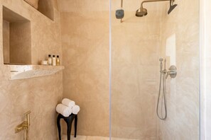 Shower, bidet, towels, shampoo - Adamare House - Charming Luxury Stay (Ostuni)
