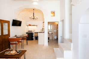 Um interior moderno com área de refeições, cozinha e banheiro.