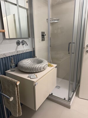 Dusche, Haartrockner, Handtücher
