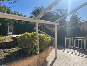 Property grounds - Le Paradis de Coti-chivari: sea view, maquis and eucalyptus forest. (Coti-Chiavari)